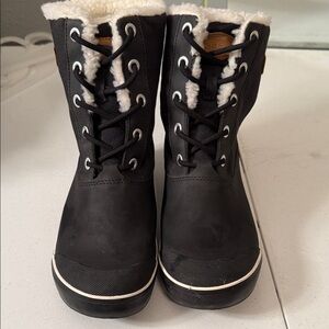 Keen Black Winter Lace-Up Boots with White Fleece Trim